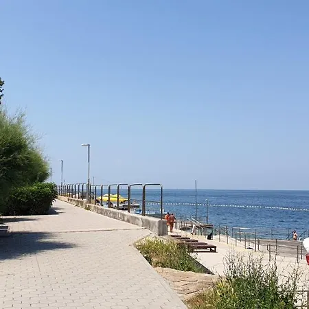 Laguna 83 *